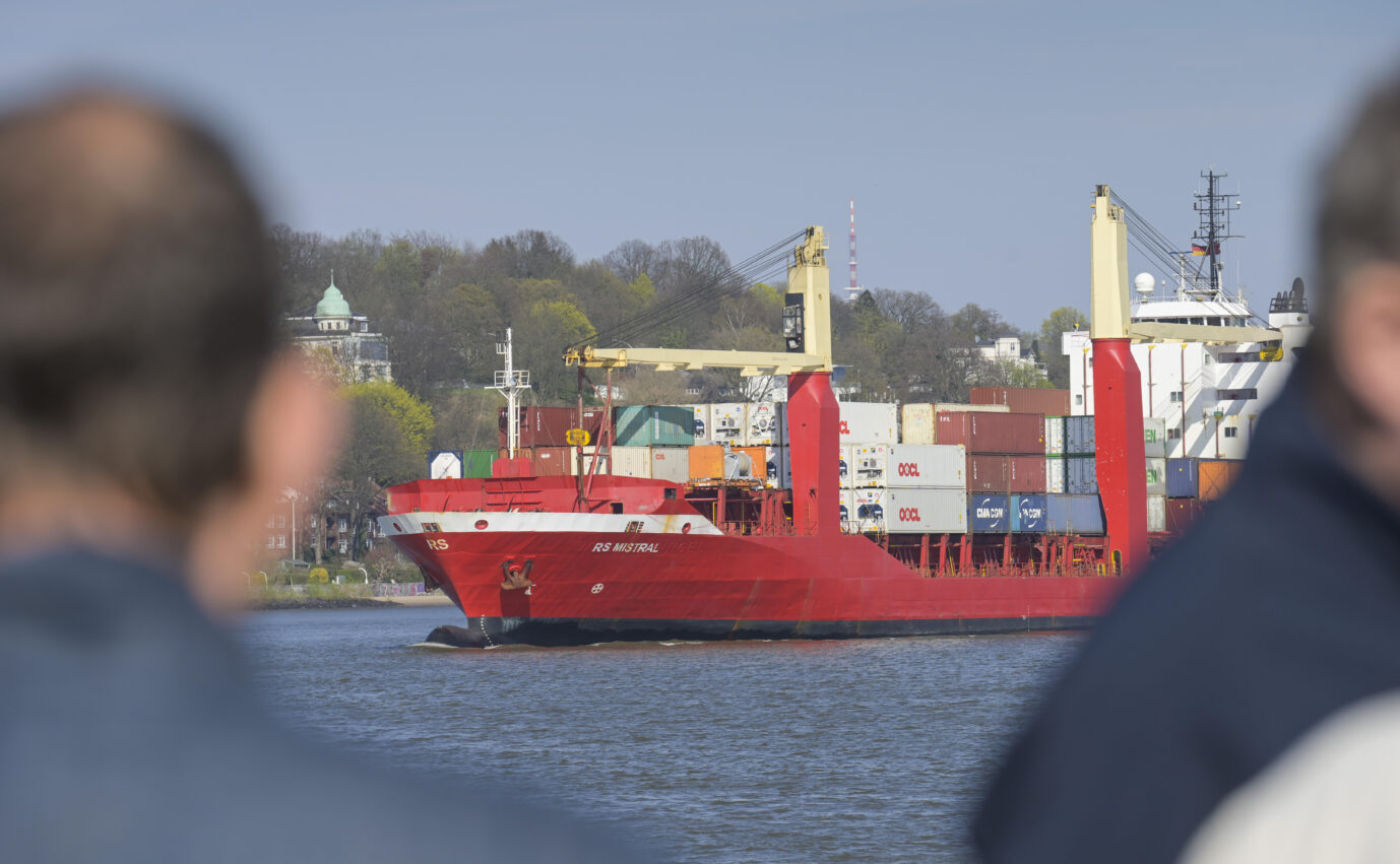 Ein Containerschiff auf der Elbe in Hamburg – da die Exporte weiter sinken, wird es nun weniger häufig nach China oder in die USA tuckern
