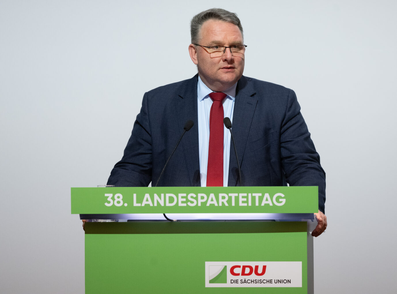 Christian Hartmann, Vorsitzender der Landtagsfraktion, spricht auf dem Landesparteitag der CDU Sachsen in Chemnitz. Hartmann wurde zum stellvertretenden Landesvorsitzenden gewählt. Aktuell bewirbt er sich auf Plakaten als Indianer.