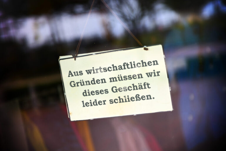 Ein Schild hängt am Schaufenster eines geschlossenen Geschäftes (Symbolbild)