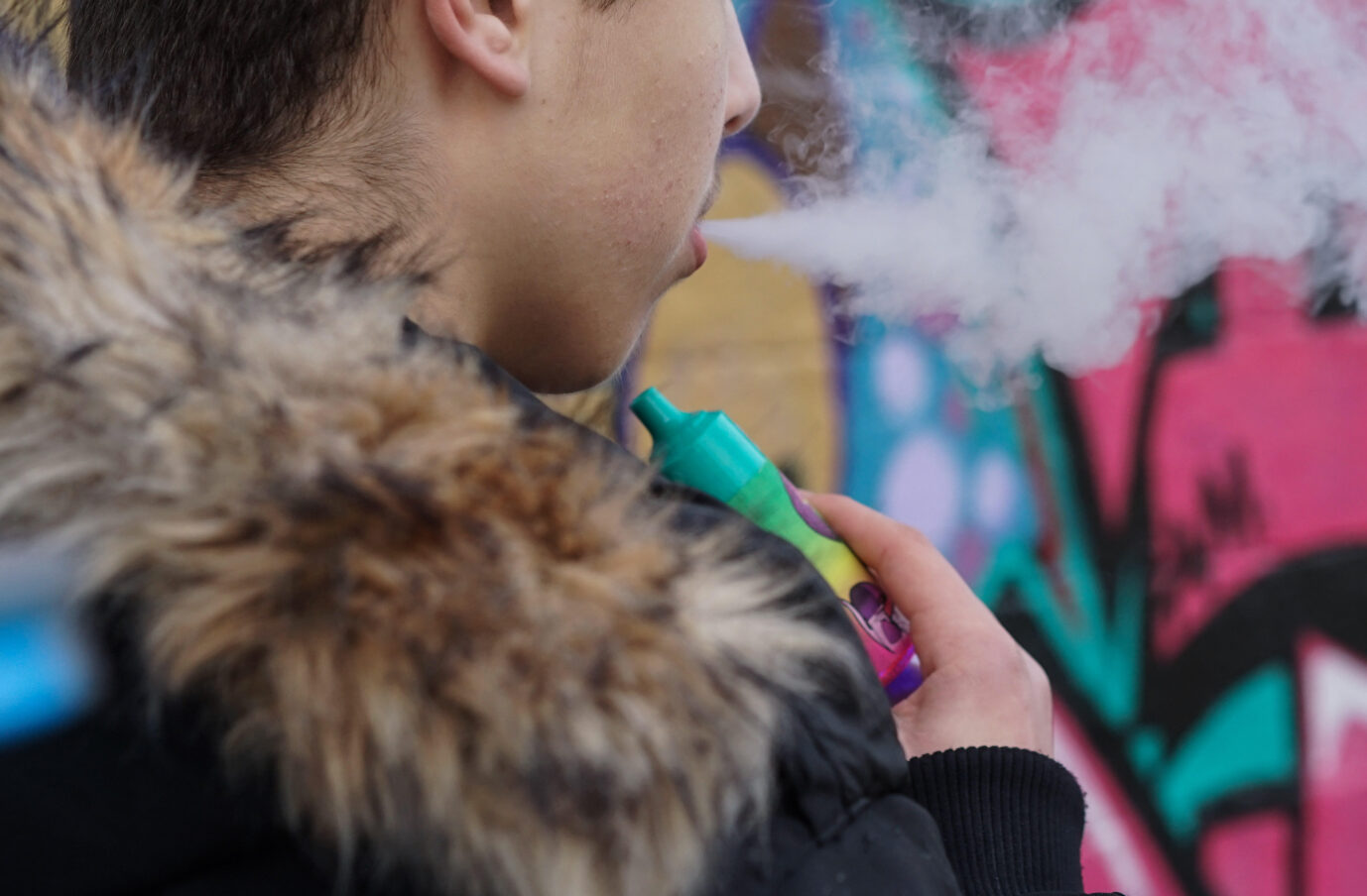 Migranten-Jugendlicher mit Vape: Die Einweg-E-Zigarette gehört zum Talahon wie Markenklamotten und ein fragwürdiges Frauenbild (Symbolbild).