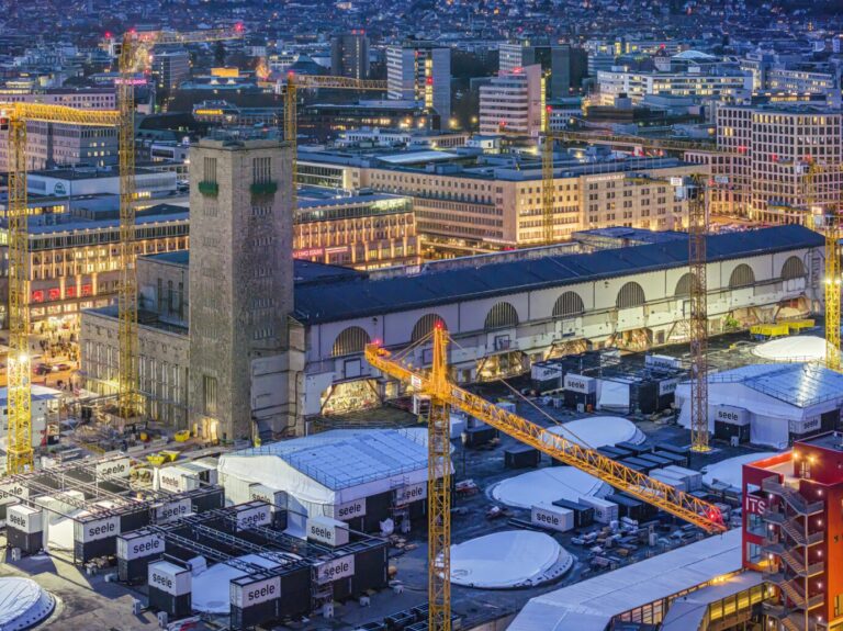 Türke als Täter. Am Stuttgarter Hauptbahnhof sticht ein Messerattentäter auf zwei wartende Fahrgäste ein.