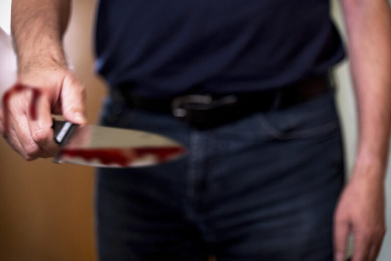 Ein Syrer hat seine Frau und seine Tochter mit einem Messer niedergestochen. Die Tat ereignete sich im fränkischen Hersbruck nahe Nürnberg.