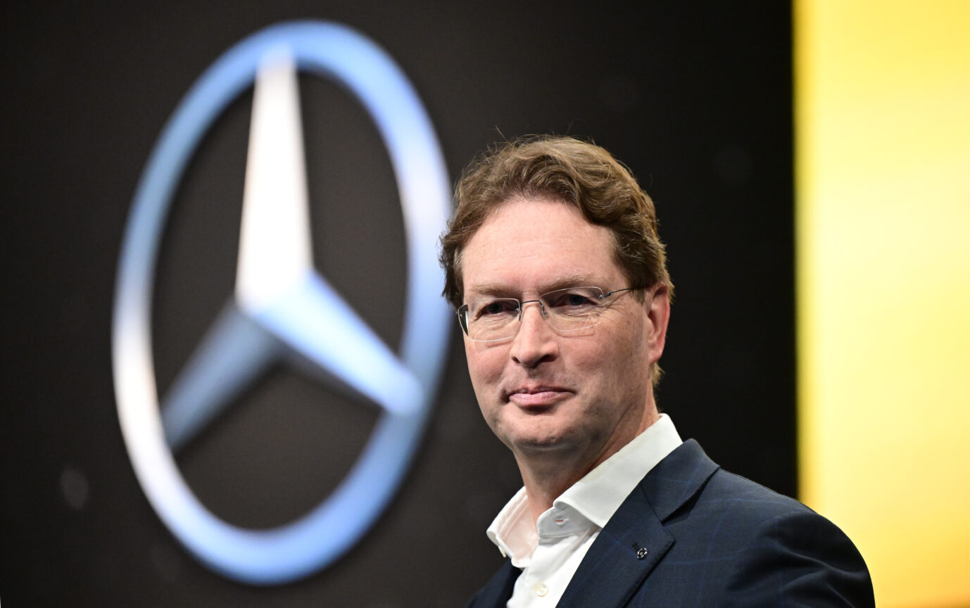 Mercedes-Benz will die S-Klasse ab 2030 doch noch mit Verbrennungsmotor anbieten. Ursprünglich wollte Konzernchef Källenius den Verbrenner ab 2030 abschaffen.