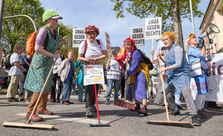 Die „Omas gegen Rechts“ setzen die Kündigung des AfD-Spendenkontos bei der Berliner Volksbank durch.