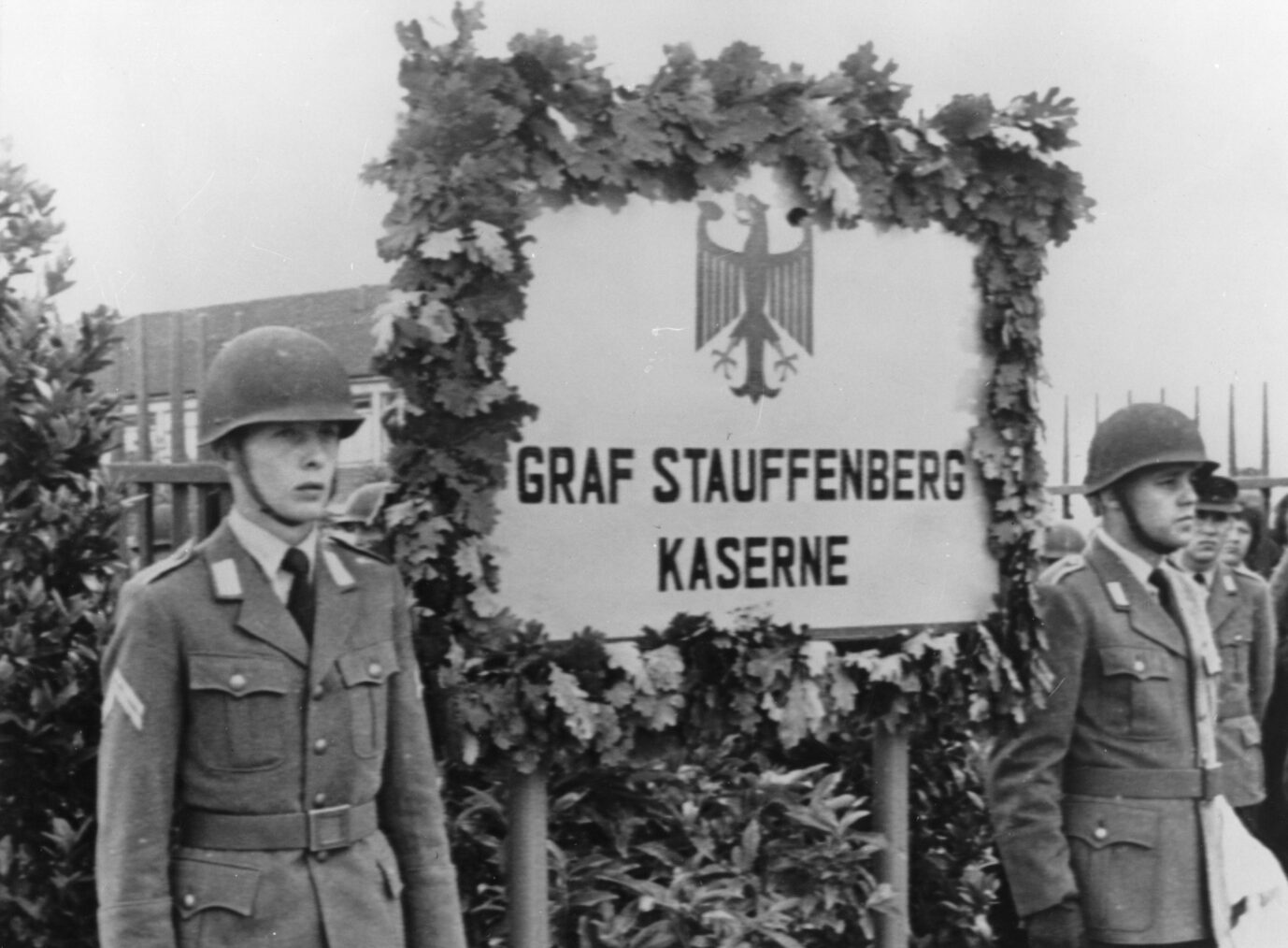 Kasernen der Bundeswehr werden nach den Widerstandskämpfern gegen das Hitlerregime benannt: Blick auf das während einer Feierstunde enthüllte Namensschild der Bundeswehrkaserne in Sigmaringen, die nach dem Widerstandskämpfer Claus Schenk Graf von Stauffenberg benannt wurde (Themenbild)