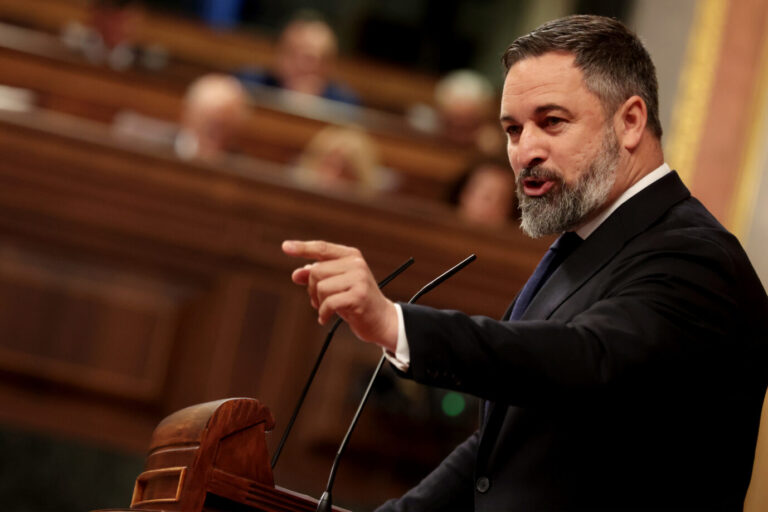 In Spanien: Santiago Abascal Vorsitzender der Partei Vox. Der spanische Präsident Pedro Sánchez kündigt in der Plenarsitzung des Abgeordnetenhauses und der Regierungskontrolle an, dass am 28. Mai die Anerkennung des palästinensischen Staates erfolgen wird, und antwortet der Opposition auf die diplomatische Situation mit Argentinien und seinem Präsidenten Javier Milei sowie auf den Rücktritt des spanischen Botschafters. Außerdem versichert Sánchez, dass er und seine Frau nichts zu verbergen haben und mit Freude Erklärungen abgeben werden. Der Vox-Vorsitzende Santiago Abascal im spanischen Parlament: Mit den Konservativen will er nicht mehr zusammenarbeiten Foto: picture alliance / Juan Carlos Rojas | Juan Carlos Rojas