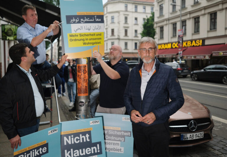 Noch am Freitag wollte Sachsens Innenminister Armin Schuster mehr Rückführungen. Nun stoppt der CDU-Politiker die Abschiebung von Robert A. nach Serbien. Die Grünen setzen sich für den Staatenlosen ein. Armin Schuster (CDU, r) Innenminister des Landes Sachsen, steht während einer Plakatieraktion der Leipziger CDU auf der Eisenbahnstraße. Schuster wurde von der Leipziger CDU in den Brennpunkt-Bezirk eingeladen. Sachsens Innenminister Armin Schuster (r) beim Plakatieren in Leipzig: Der CDU-Politiker stoppt eine Abschiebung Foto: picture alliance/dpa | Sebastian Willnow