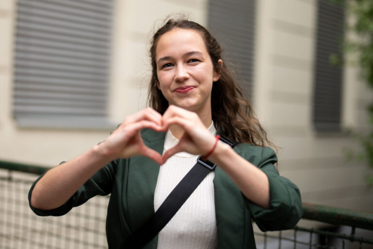 Die grüne EU-Abgeordnete Lena Schilling aus Österreich ein Papier, in dem sie zugibt, schädigende Gerüchte erfunden zu haben. Sie bedauert ihre Aussagen. Bereits im Wahlkampf fiel die damalige Spitzenkandidatin auf. Grünen-Spitzenkandidatin Lena Schilling nach der Stimmabgabe zur EU-Wahl: Erneut gibt sie zu, Gerüchte verbreitet zu haben Foto: picture alliance / GEORG HOCHMUTH / APA / picturedesk.com | GEORG HOCHMUTH