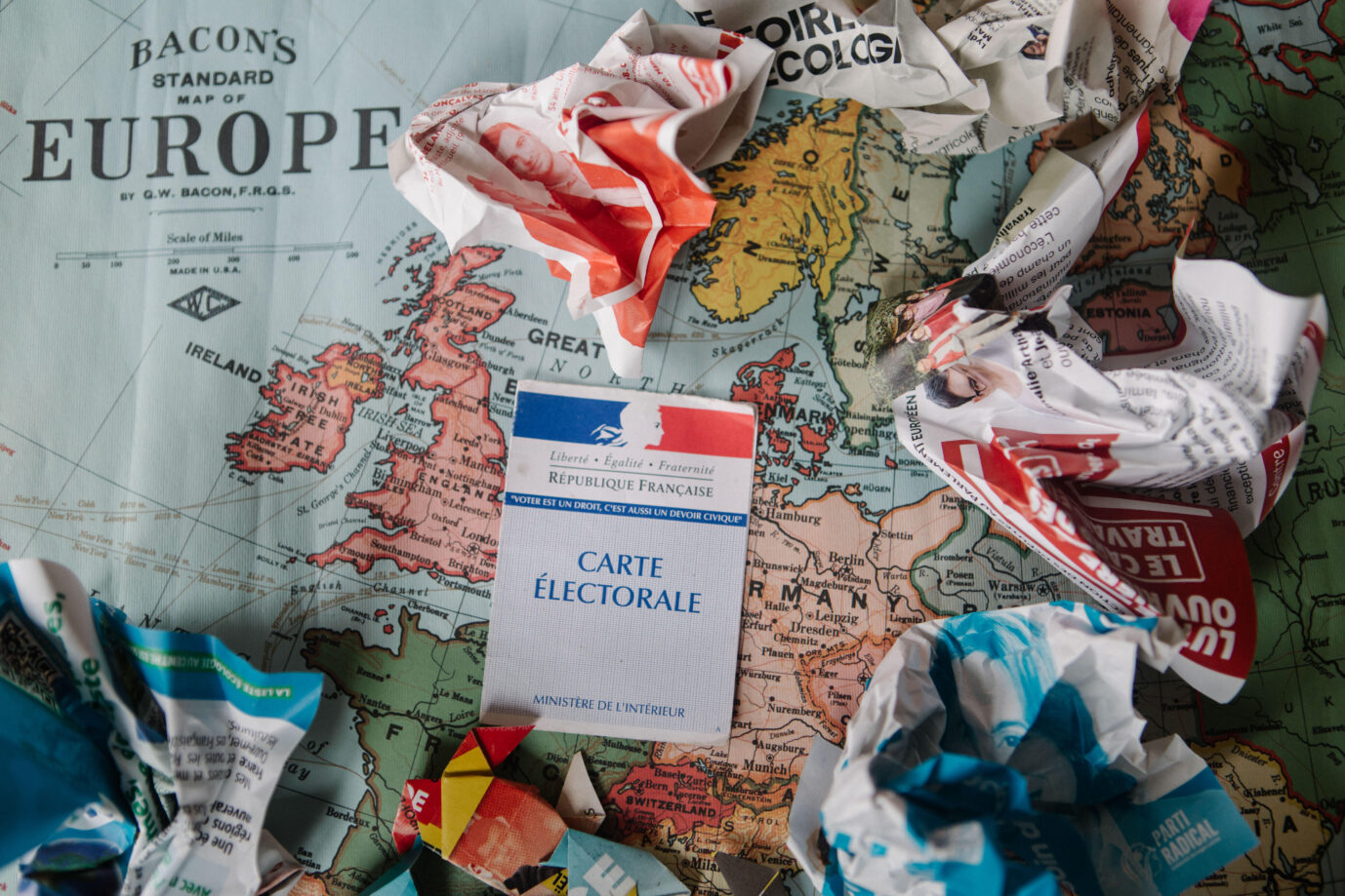 Zerknüllte Wahlwerbung verschiedener französischer Parteien vor einer Landkarte – der Rassemblement National verlor am Sonntag viele Wahlbezirke und Départements an die Konkurrenz