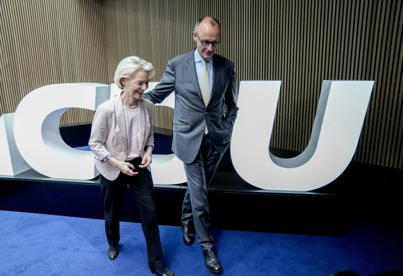 Kommissionschefin Ursula von der Leyen und CDU-Chef Friedrich Merz wollen nach der Europawahl von einem Ende des Verbrennerverbots nichts mehr wissen.