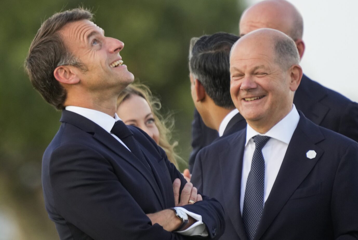 Gemeinsam gegen Le Pen: Frankreichs Präsident Emmanuel Macron kann im Wahlkampf auf die Unterstützung von Bundeskanzler Olaf Scholz (SPD, rechts) setzen.