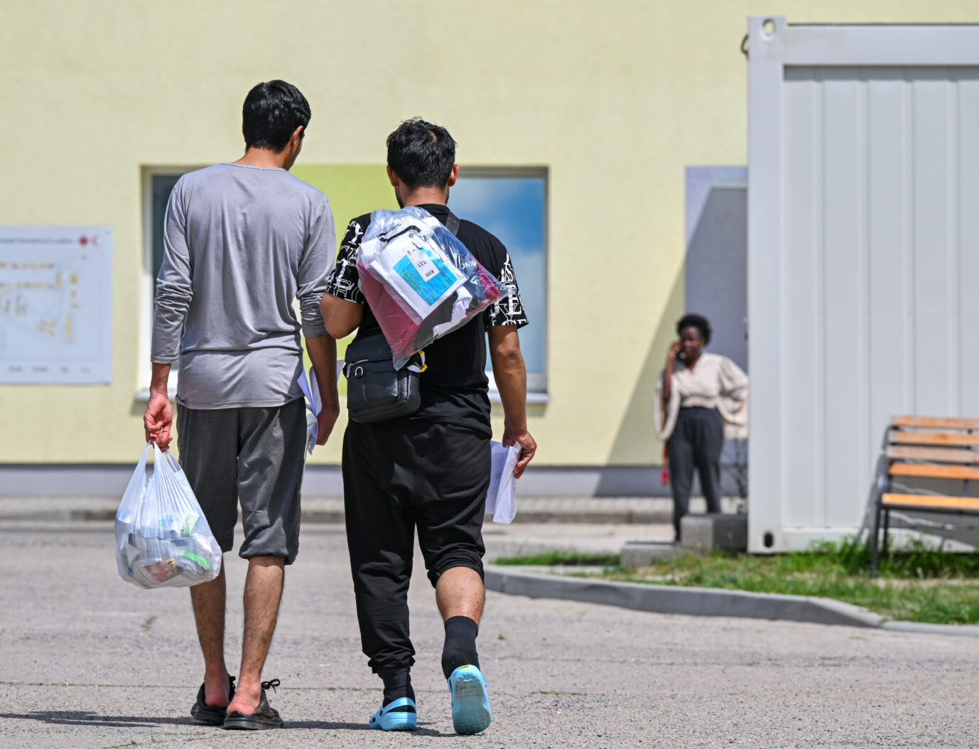 Im beschaulichen Hechingen in Baden-Württemberg steht eine neue Asylunterkunft. Kostenpunkt: 3,9 Millionen Euro. Die städtischen Bauherren zeigen sich zufrieden. Zwei Migranten gehen über das Gelände der Zentralen Erstaufnahmeeinrichtung für Asylbewerber (ZABH) des Landes Brandenburg. Die Ministerpräsidentenkonferenz wird am 20. Juni die Frage erörtern, ob Asylverfahren von Schutzsuchenden unter Achtung der völker- und menschenrechtlichen Vorgaben in einen kooperierenden Staat außerhalb der EU verlagert werden können.