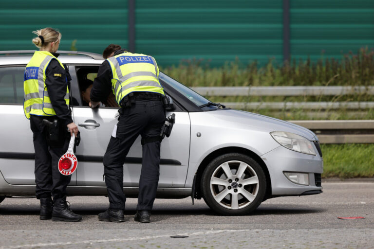 Grenzkontrollen: Bundespolizisten kontrollieren ein Fahrzeug an der Grenze zu Belgien, Juni 2024