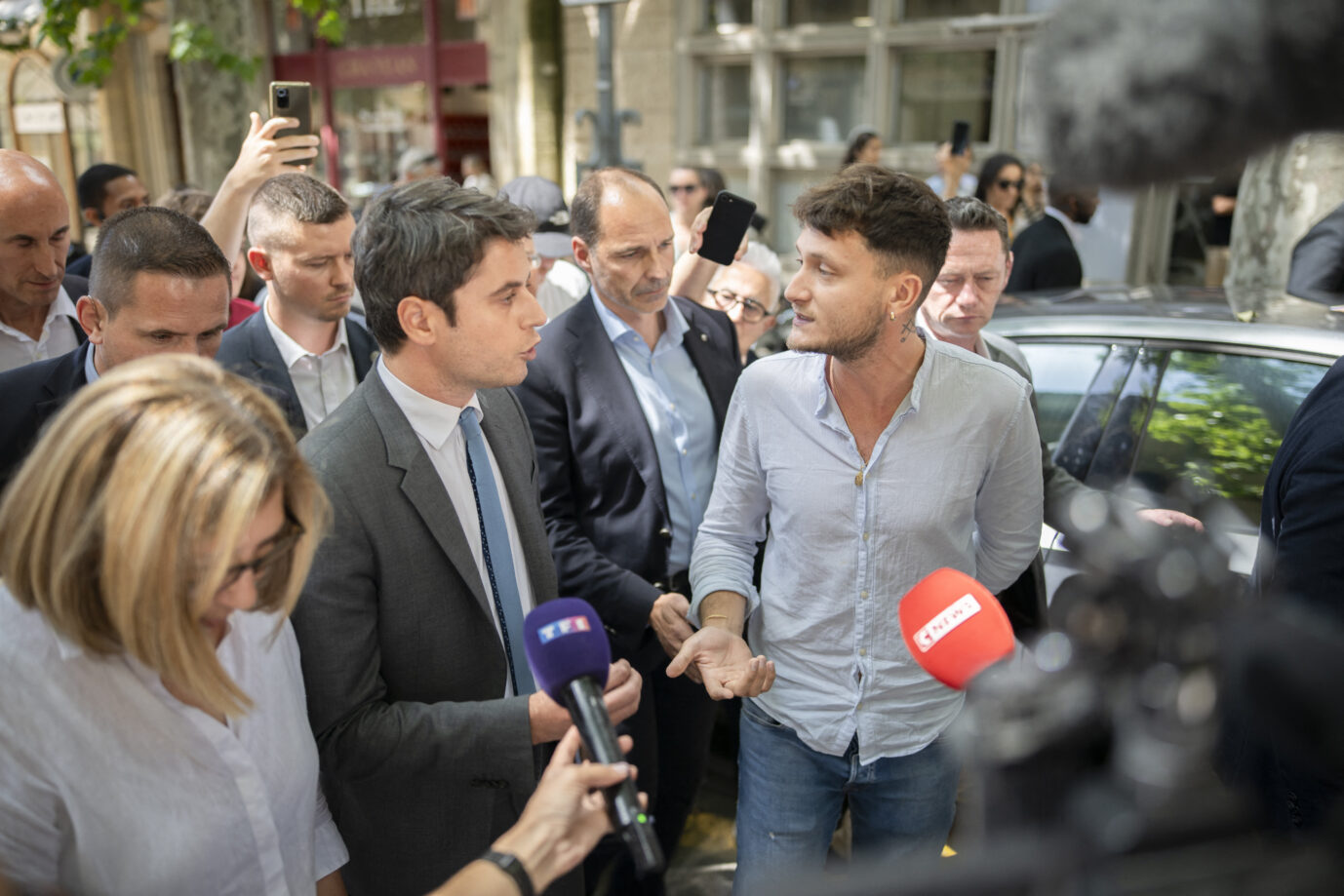 Premierminister Gabriel Attal (links) unterhält sich auf einer Veranstaltung mit dem linksextremen Politiker, Gefährder und Antifa-Gewalttäter Raphaël Arnault