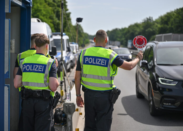 Die Grenzkontrollen während der EM wertet die Bundesregierung als Erfolg. Trotzdem werden sie eingestellt. Drei Innenminister der CDU fordern nun die Fortsetzung. Aus den Polizeigewerkschaften kommen unterschiedliche Stimmen. Beamte der Bundespolizei stehen auf der Autobahn A12 nahe dem deutsch-polnischen Grenzübergang und stoppen ein Auto bei der Einreise nach Deutschland. Bundespolizisten kontrollieren die deutsch-polnische Grenze: CDU-Innenminister fordern eine Verlängerung der Kontrollen an allen Außengrenzen Foto: picture alliance/dpa | Patrick Pleul