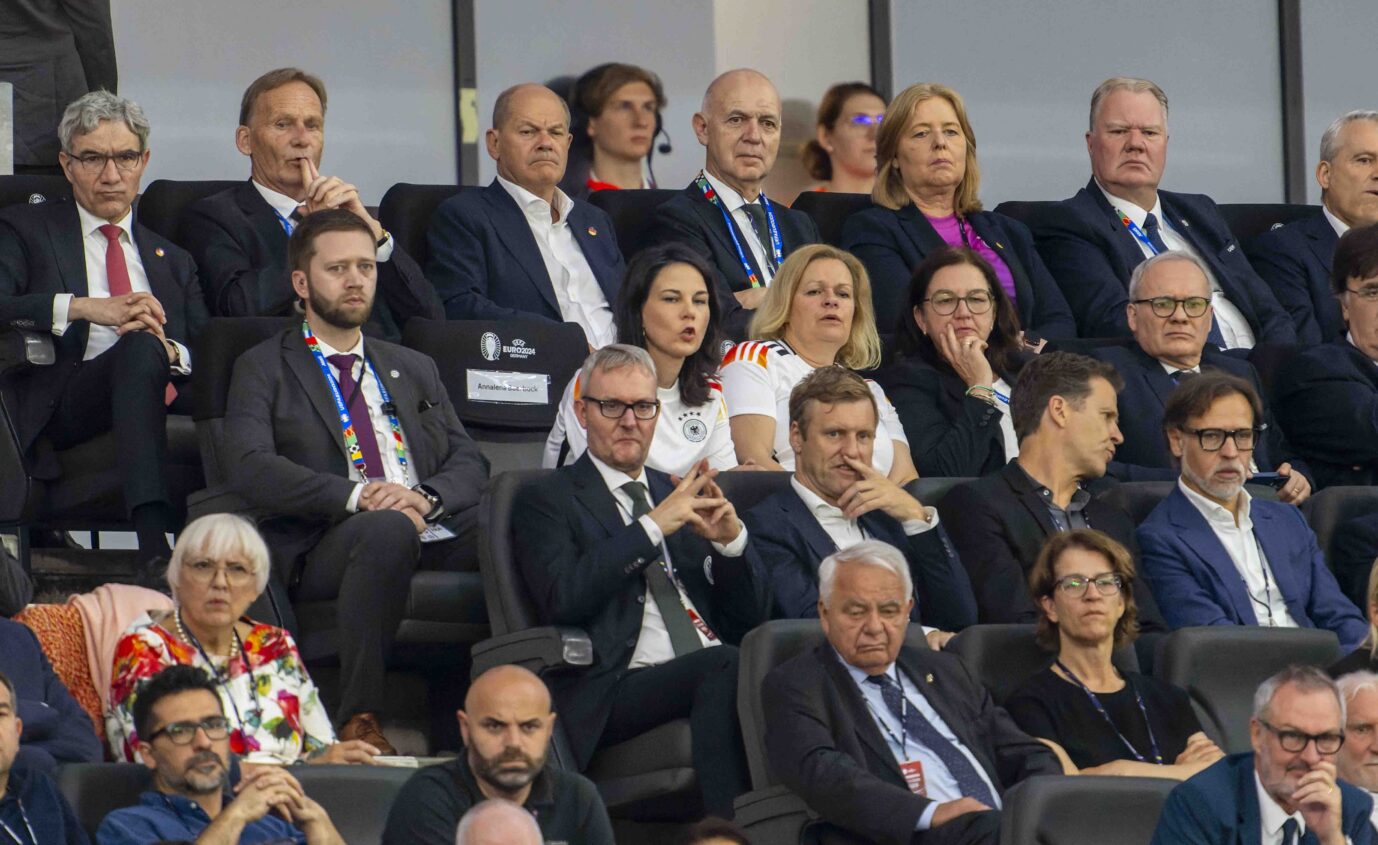 Politiker machen dümmliche Gesichtsausdrücke beim EM-Spiel Deutschland gegen Schweiz, Juni 2024