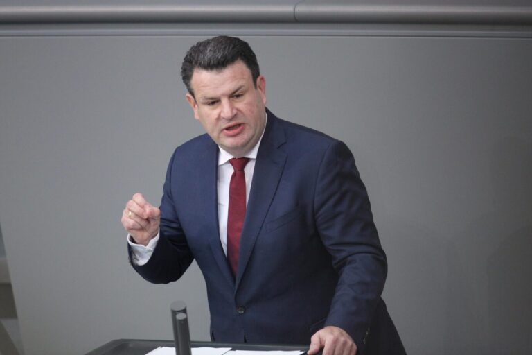 Bundesarbeitsminister Hubertus Heil (SPD) gestikuliert während einer Rede im Bundestag. Möglicherweise regt er sich über die Steuererleichterungen für Einwanderer auf, die von der Ampel-Regierung soeben beschlossen wurden