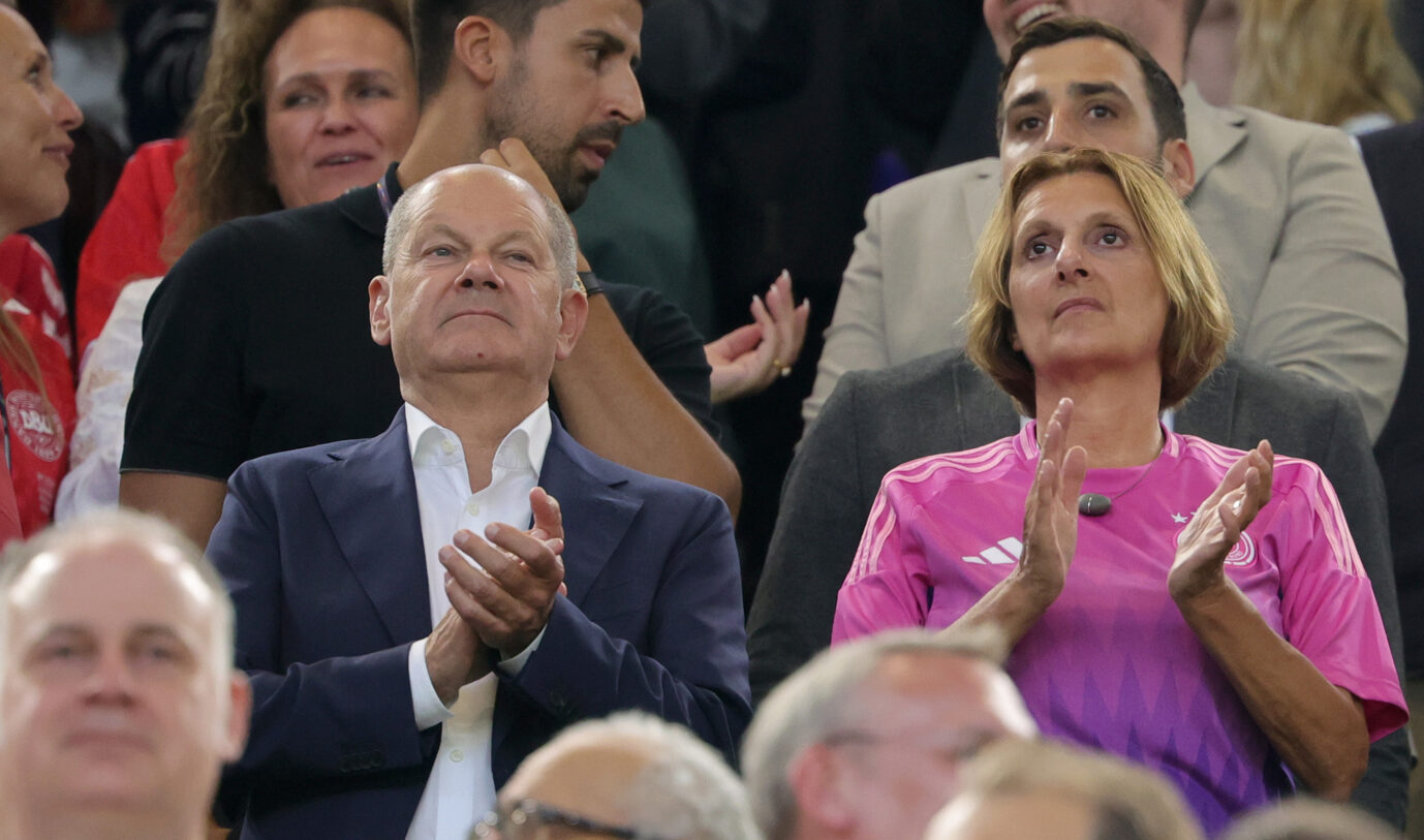 Bundeskanzler Olaf Scholz (SPD) und seine Gattin, SPD-Politikerin Britta Ernst applaudieren der deutschen Fußball Europa-Mannschaft. Sie sind nicht die einzigen Ampel-Politiker, die für Steuergeld ins Stadion flogen