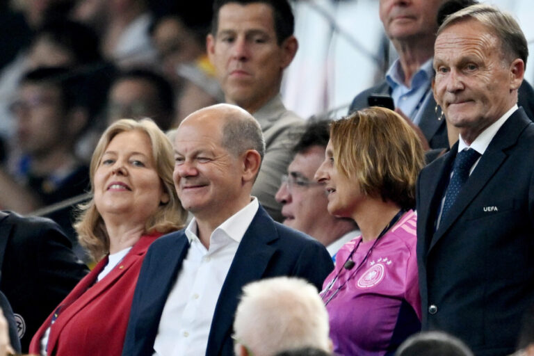 Bundesregierung im Stadion: Flugbegeisterte Edelfans: Bundeskanzler Olaf Scholz und Bundestagspräsidentin Bärbel Bas (l.) (beide SPD) schauten gern bei der EM vorbei.
