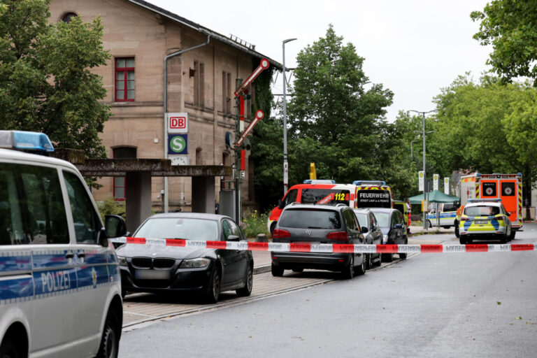 Bahnhof in Lauf: Hier sticht der Iraner auf den Praktikanten ein, bevor ihn eine Polizistin erschießt.