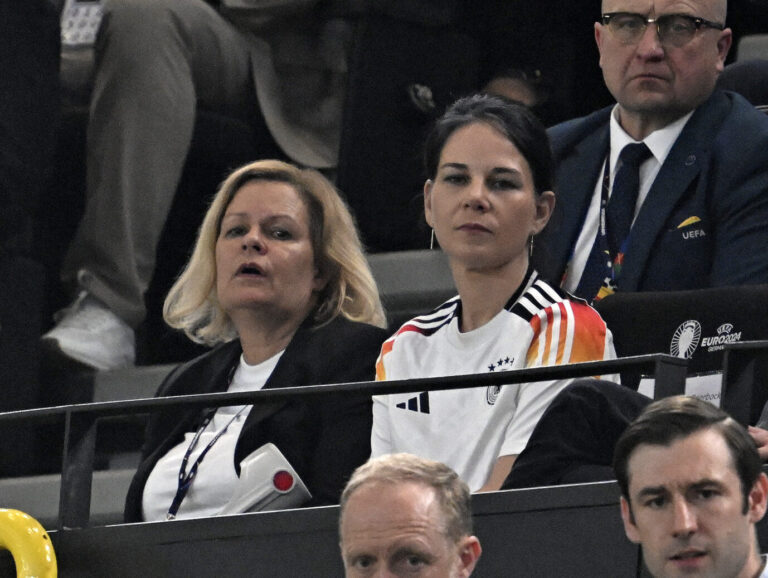 29.06.2024, Fussball UEFA EURO 2024, Achtelfinale, Deutschland - Daenemark, in der BVB-Arena Dortmund, Nancy Faeser (Deutschland) und Annalena Baerbock (Duetschland). Es gab viele Ehrenkarten