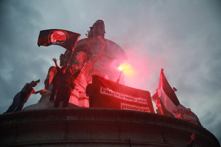 Antifa-Demonstranten besetzen aus Protest gegen den Wahlsieg Le Pens das Monument der Republik in Paris.