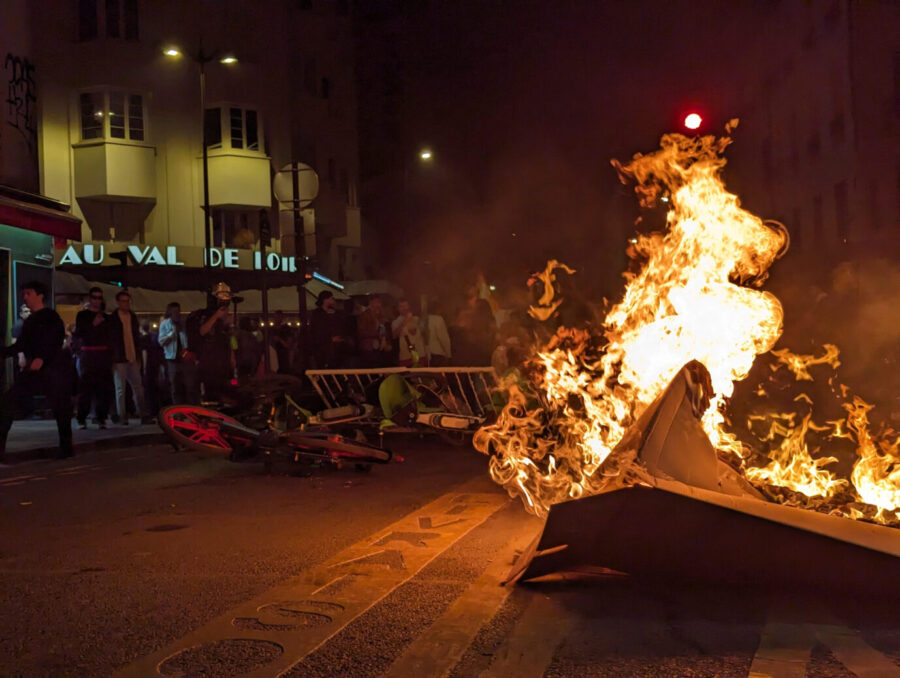 Von Anti-Le Pen-Demonstranten gelegtes Feuer in Paris. 