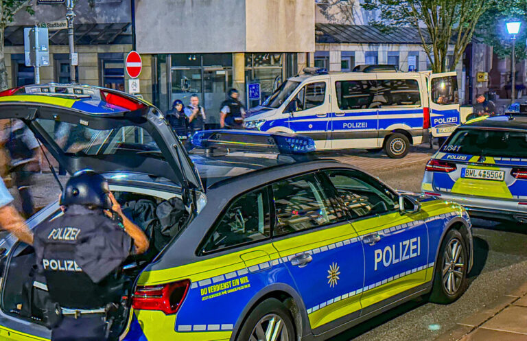 Ein Polizeieinsatz nach einem mutmaßlichen Messermord in Weingarten (Themenbild)
