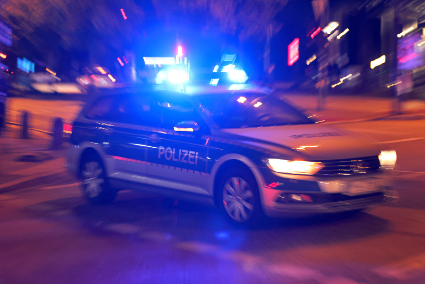Wegen „L'amour toujours“? Ein Polizeifahrzeug fährt mit Blaulicht zu einem Einsatz (Symbolbild)