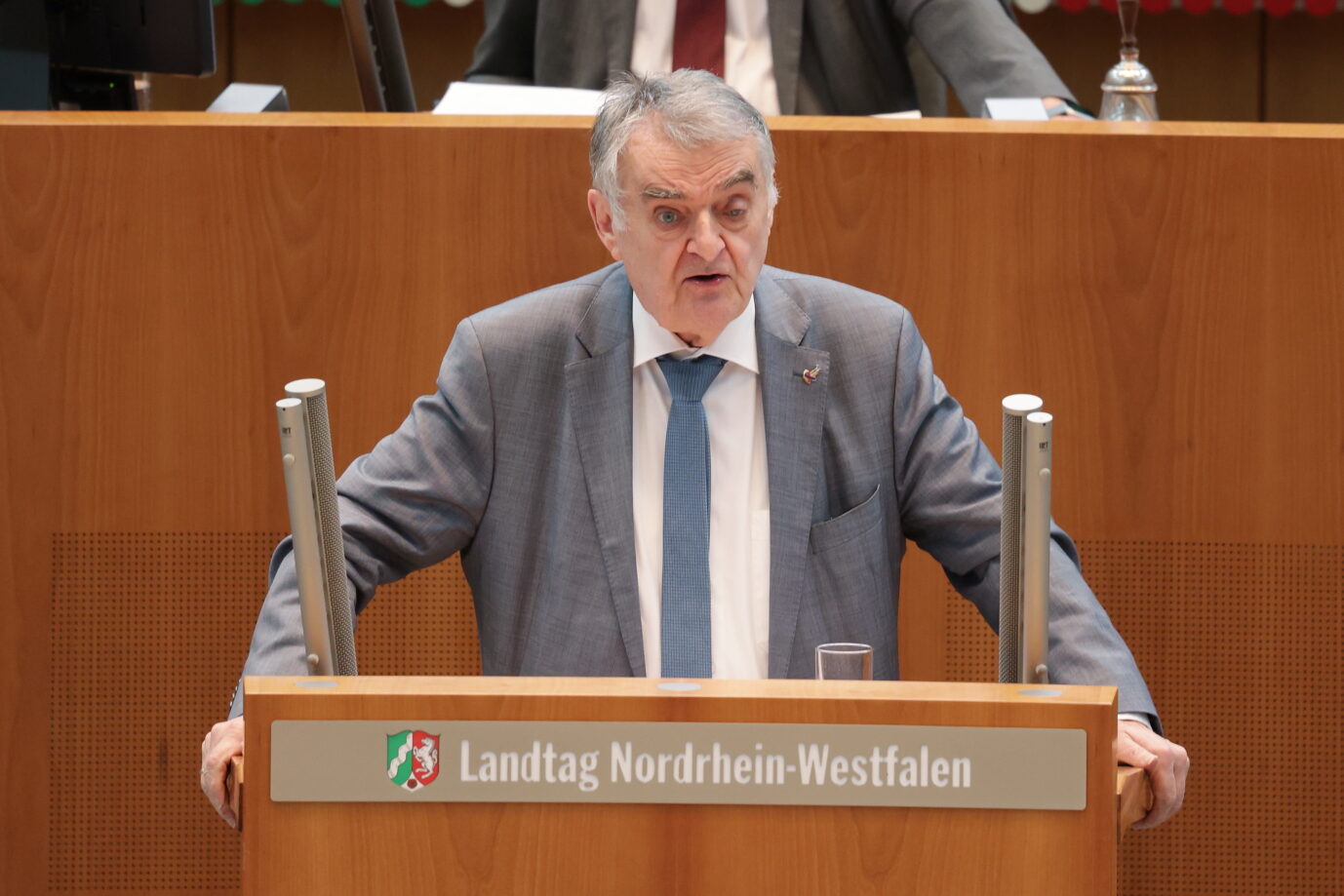 Der Nordrhein- Westfälische Innenminister Herbert Reul (CDU) spricht bei eine Plenarsitzung in der Nordrhein Westfälischen Landtag in Düsseldorf. Nun soll in seinem Bundesland die Polizei grundsätzlich die Nationalitäten von Tatverdächtigen erwähnen.