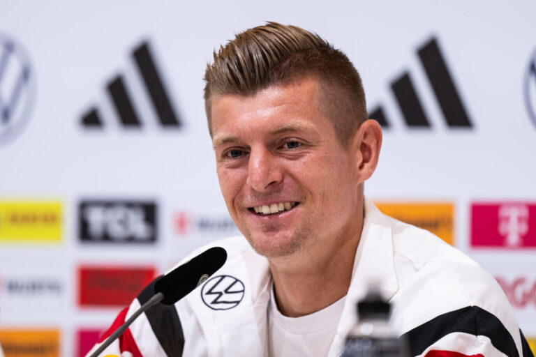 Toni Kroos bei einer EM-Pressekonferenz - der Fußballer macht sich Gedanken über die Sicherheitslage in seiner Heimat Foto: picture alliance / GES/Markus Gilliar | Markus Gilliar