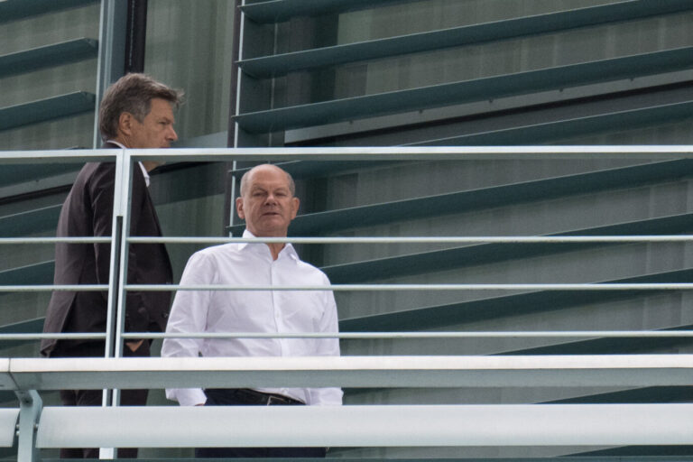 Ampel-Einigung im Haushaltsstreit: Bundeskanzler Olaf Scholz (SPD) und Wirtschaftsminister Robert Habeck (Grüne) zeigen sich während der Verhandlungen auf dem Balkon des Kanzleramtes.