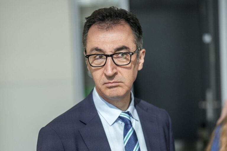 Landwirtschaftsminister Cem Özdemir (Grüne) verklagt erfolgreich einen Facebook-Nutzer.