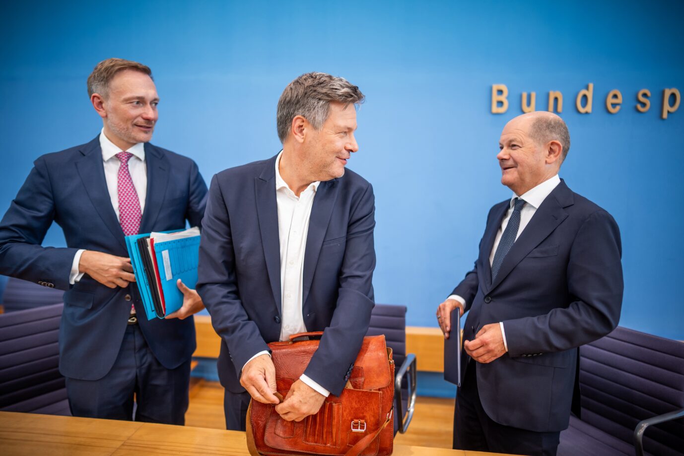 Das Foto zeigt Bundesfinanzminister Christian Lindner (FDP, Bundeswirtschaftsminister Robert Habeck (Grüne) und Bundeskanzler Olaf Scholz (SPD) nach der Haushaltseinigung. (Themenbild)