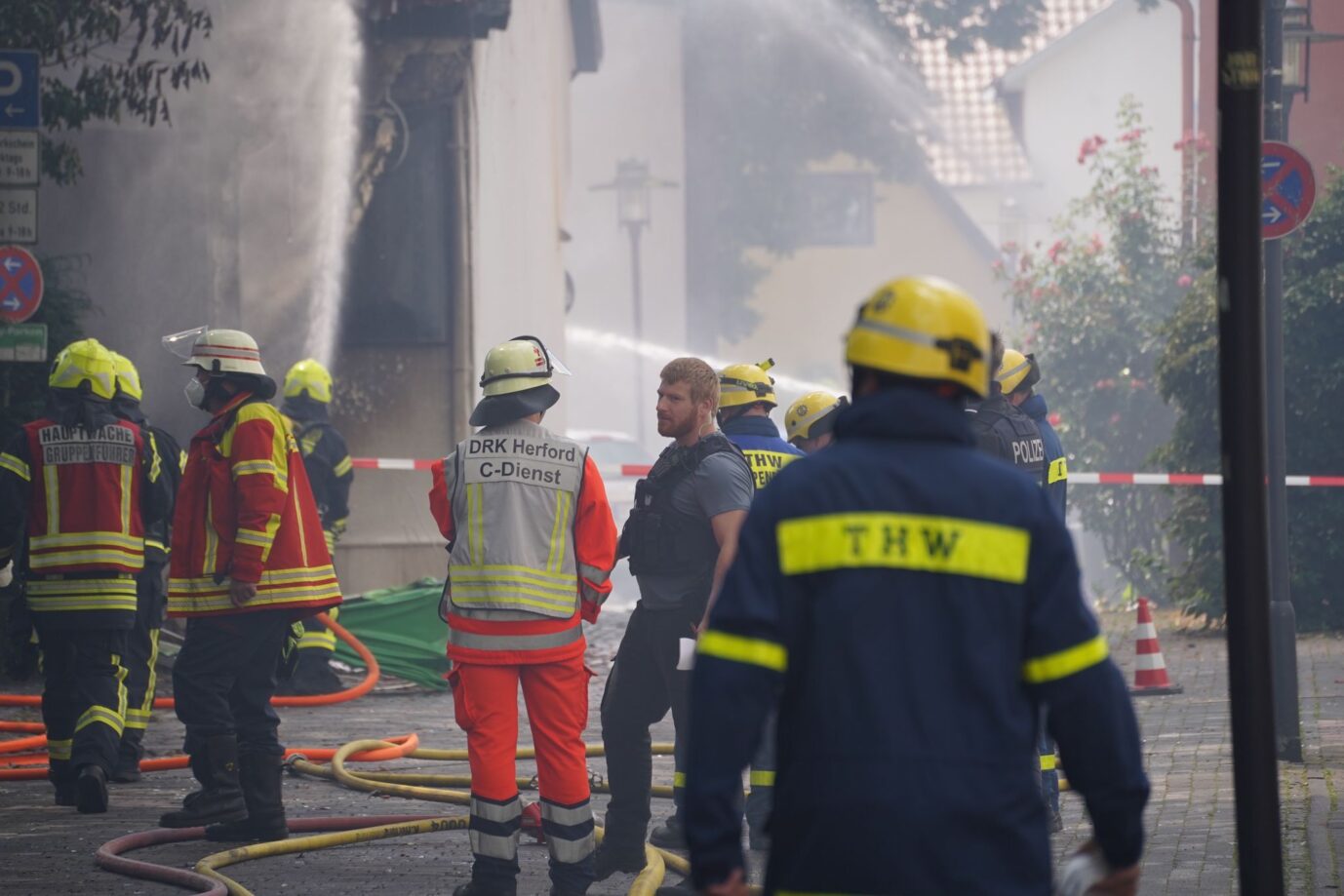 Polizei und Feuerwehr in der Herforder Innenstadt, nachdem mehrere Explosionen die Innenstadt erschütterten Foto: picture alliance/dpa/Westfalennews | Christian Müller