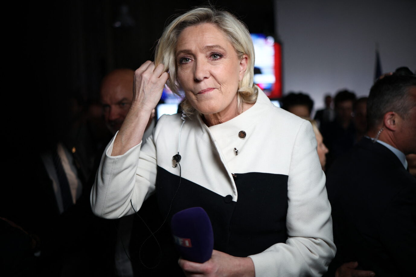 Die ehemalige Vorsitzende des Rassemblement National, Marine Le Pen streicht sich das blonde Haar zurück