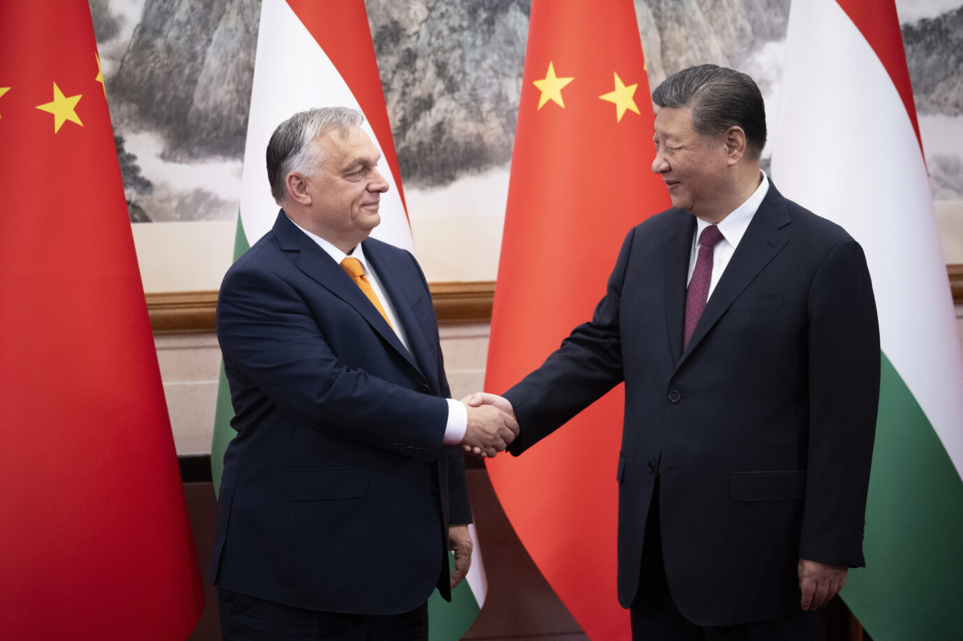 Auf dem Foto schüttelt Ungarns Ministerpräsident Viktor Orbán dem chinesischen Staatspräsidenten Xi Jinping die Hand in Peking. (Themenbild)