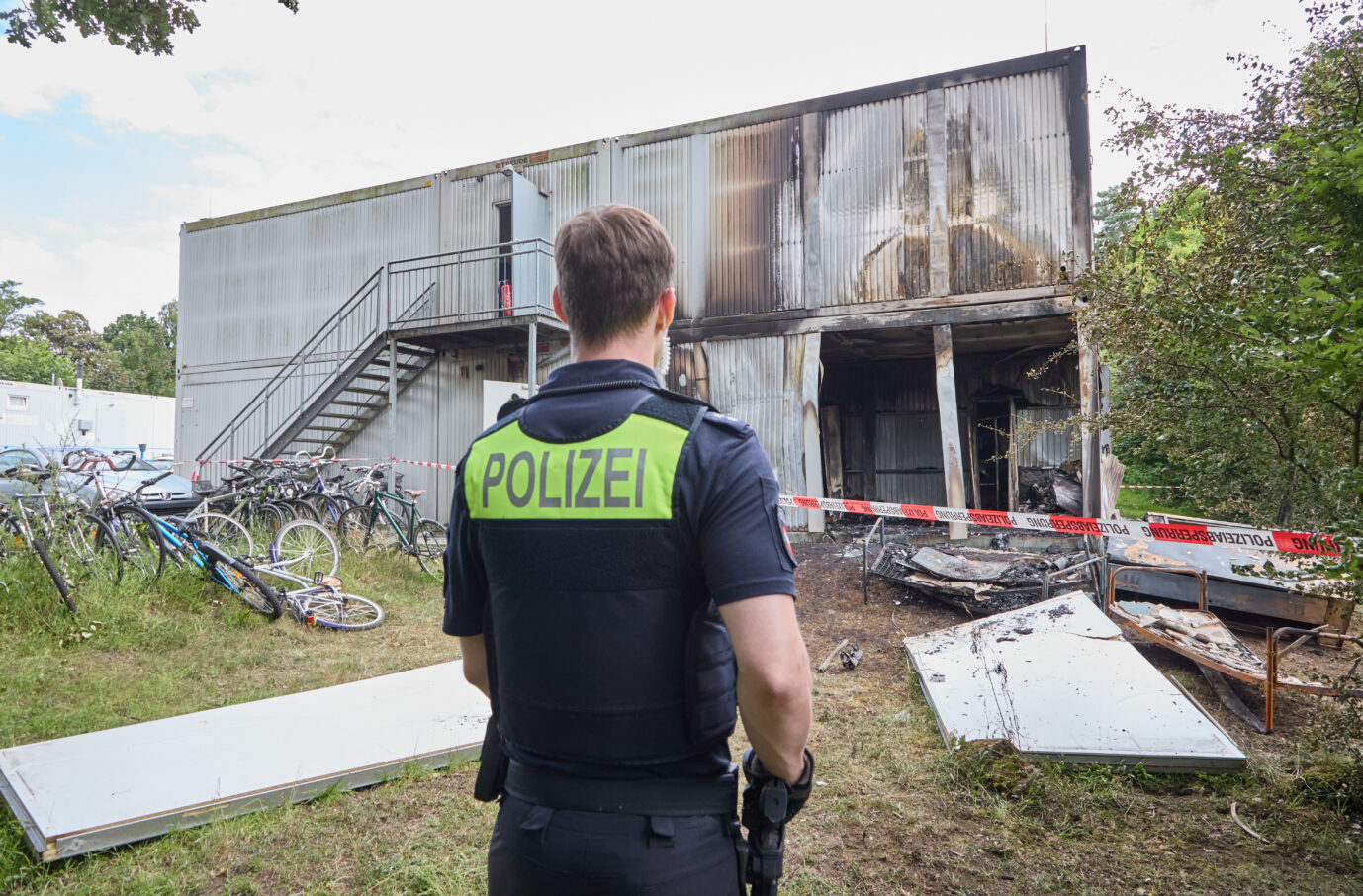 In Bucholz in Niedersachsen kam es zu einem Großbrand in einem Asylbewerberheim. Zwanzig Personen wurden verletzt, ein Polizist schwer.