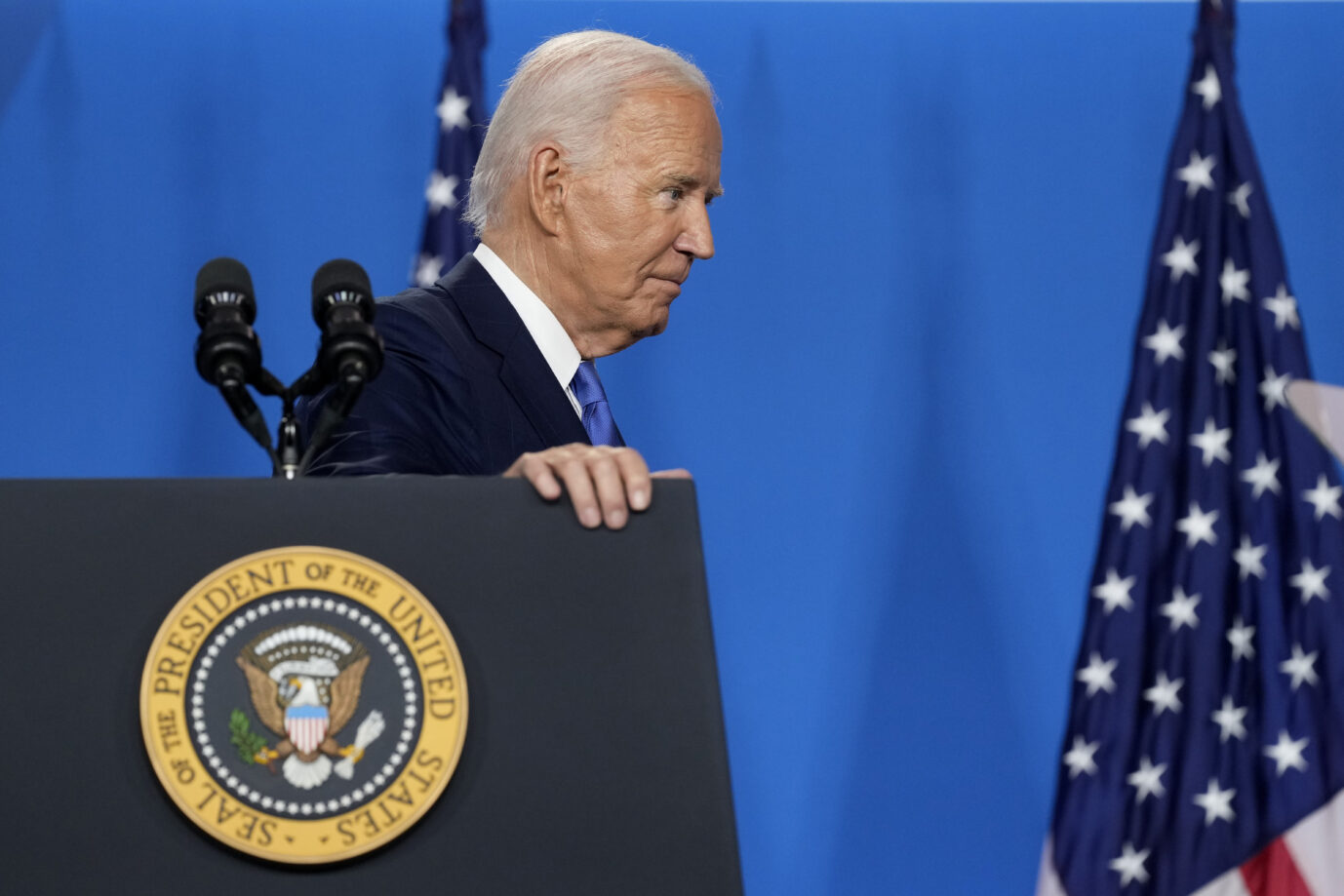 Kein Rückzug: US-Präsident Joe Biden verläßt das Podium nach seiner Pressekonferenz.