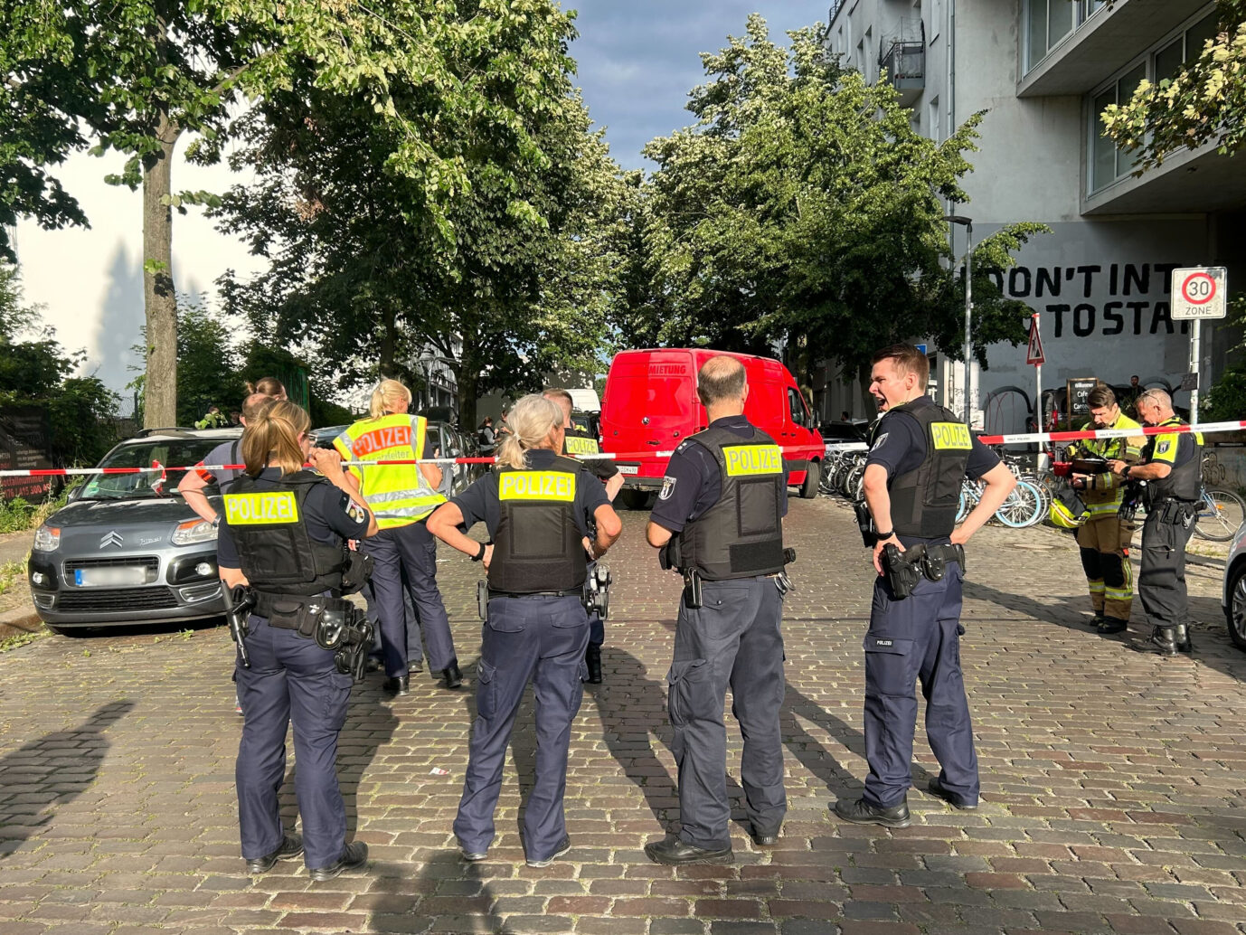 Einsatzkräfte der Polizei stehen an einem Tator. Ein Mann ist in Berlin-Gesundbrunnen durch einen Messerstich in den Bauch getötet worden. Zuvor habe es einen Streit zwischen zwei Personen gegeben, sagte ein Polizeisprecher am späten Abend.