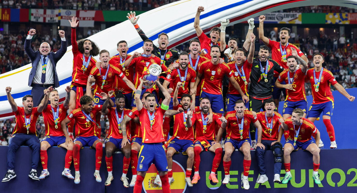 Fußball: EM, Spanien - England, Finalrunde, Finale, Olympiastadion Berlin. Spaniens Spieler jubeln nach dem Sieg mit dem Pokal.