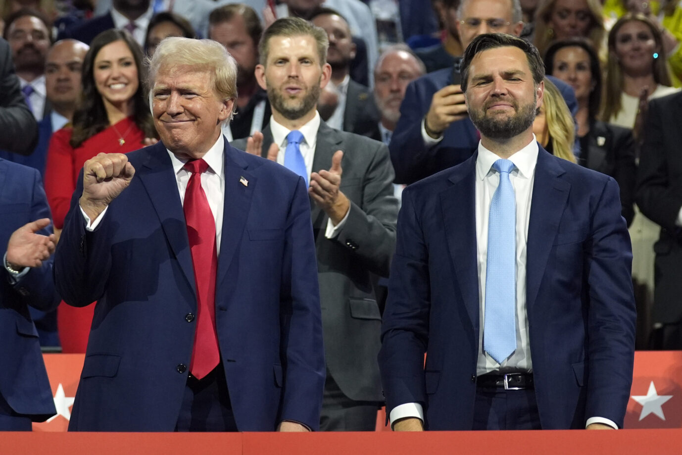Auf dem Foto befinden sich der Präsidentschaftskandidat der Republikaner, Donald Trump und sein Vize-Kandidat, JD Vance, während einer Wahlversammlung der Republikaner. (Themenbild)