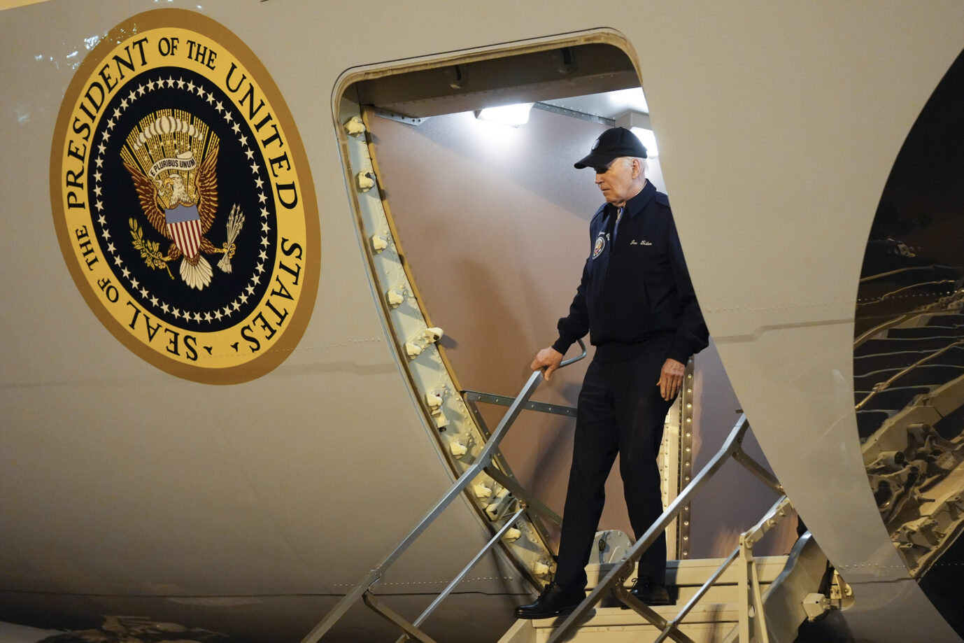 US-Präsident Joe Biden verläßt heute früh deutscher Zeit das Flugzeug, das ihn zu seinem Privathaus in Delaware gebracht hat.