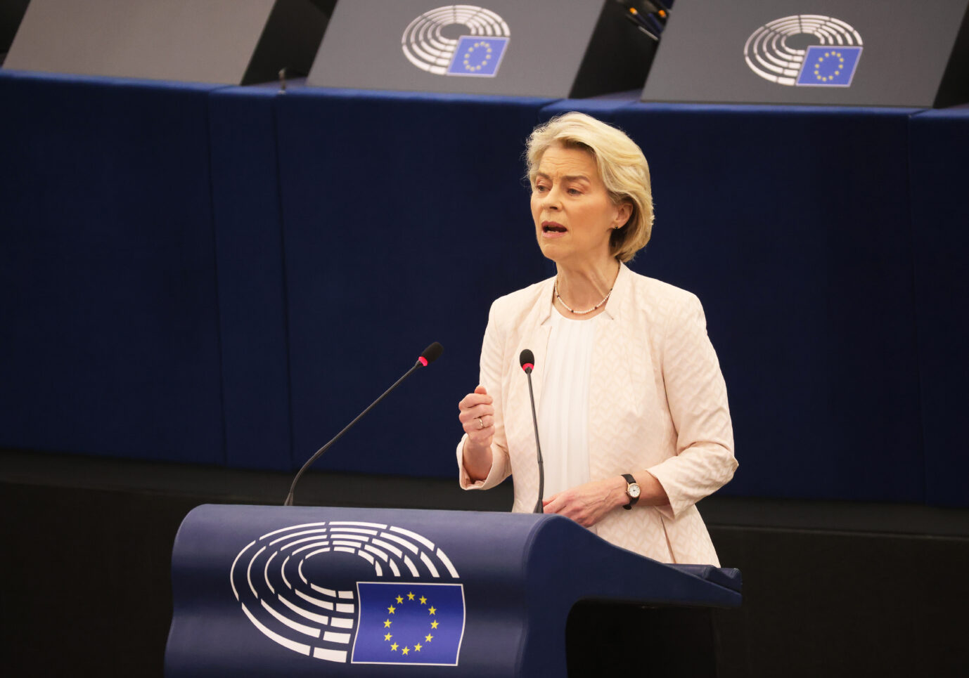 Die Präsidentin der Europäischen Kommission, Ursula von der Leyen hat den Mund geöffnet und die Hand erhoben. Sie spricht im EU-Parlament