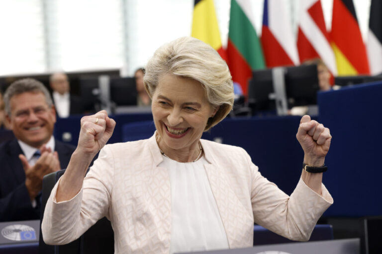 Eu-Komissionsprsädidentin Ursula von der Leyen jubelt nach ihrer Wiederwahl in Brüssel