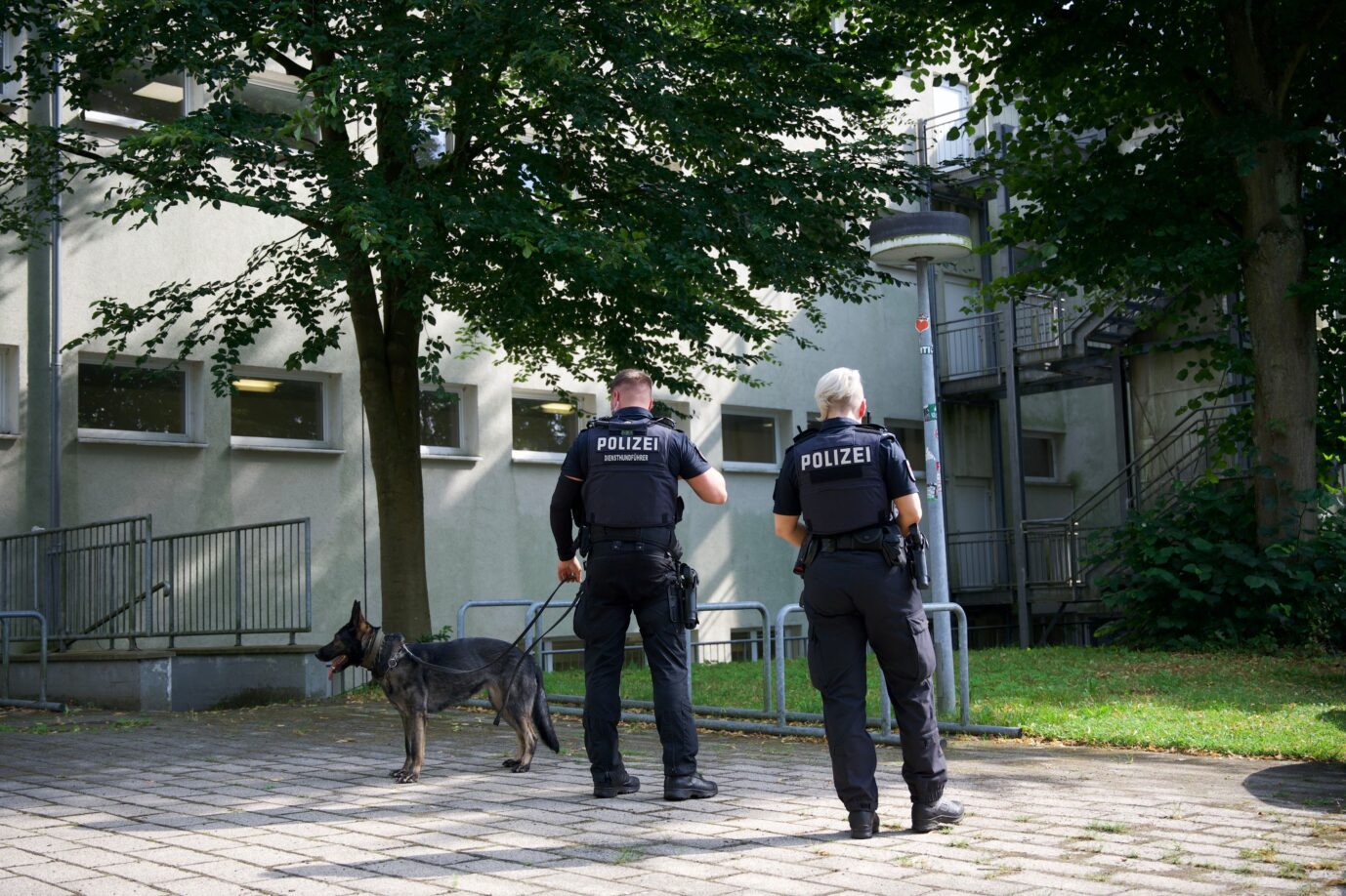 An einer Volkshochschule in Wedel bei Hamburg wird ein 67jähriger Lehrer schwer verletzt. Kurz darauf nimmt die Polizei vier Syrer fest. Die sind jetzt wieder auf freiem Fuß.