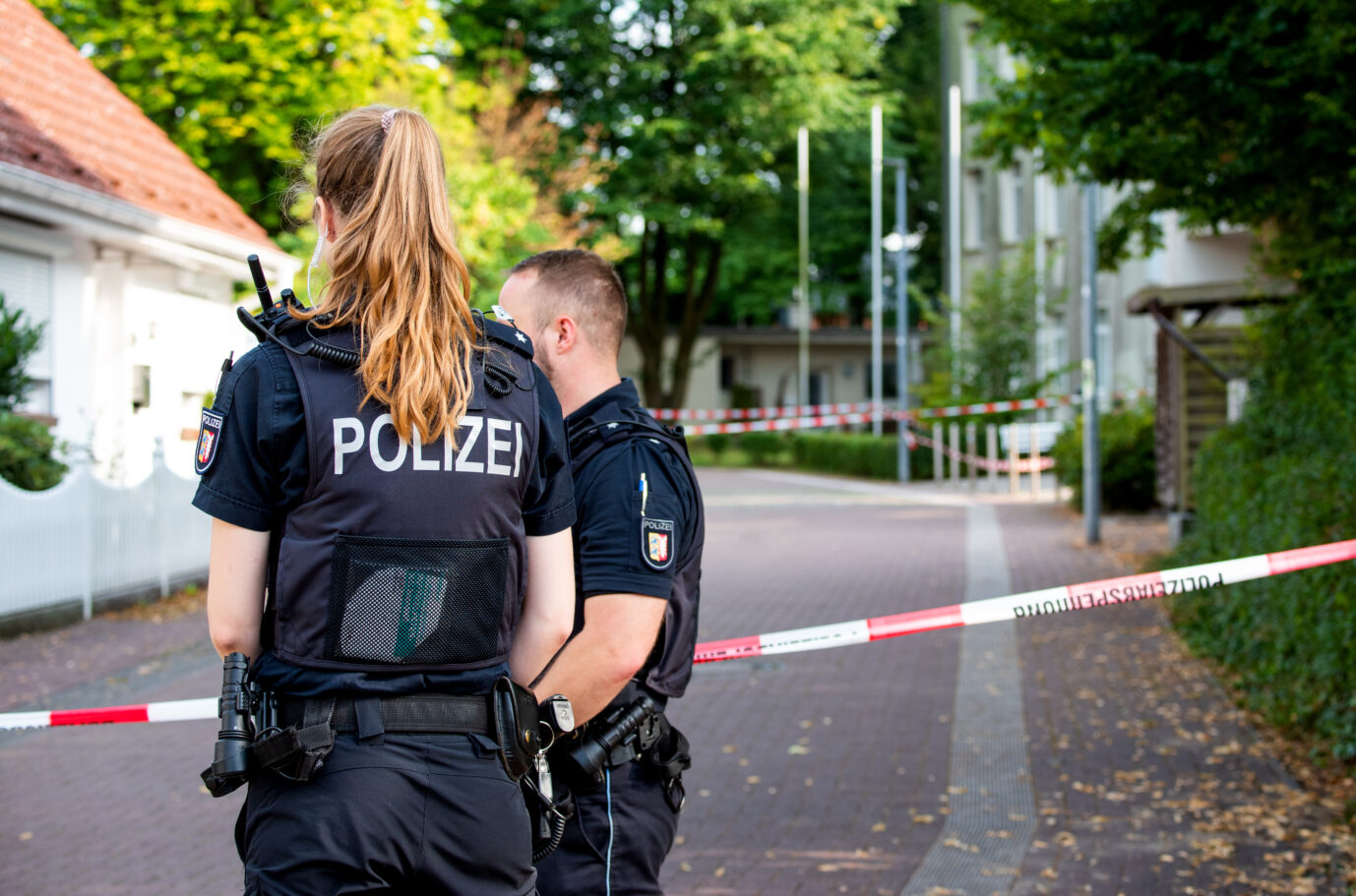 Immer wieder Messerangriffe: Polizisten sichern den Tatort in Wedel, wo Syrer einen Deutschlehrer niederstachen.