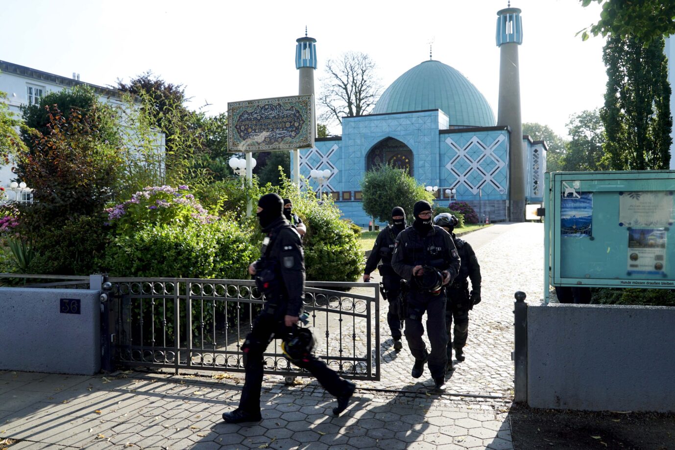 Innenministerin Nancy Faeser hat am Mittwoch das Islamische Zentrum Hamburg (IZH) verboten. Die Vorwürfe gegen den Verein, der von der iranischen Regierung gesteuert wird, waren lange bekannt.