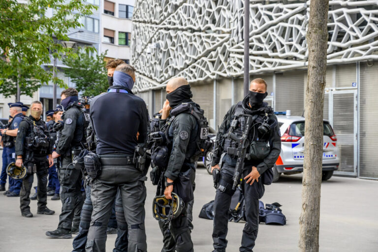 Ein massives Polizeiaufgebot schützt die Olympischen Spiele in Paris, wie hier beim Fußballspiel zwischen Mali und Israel.