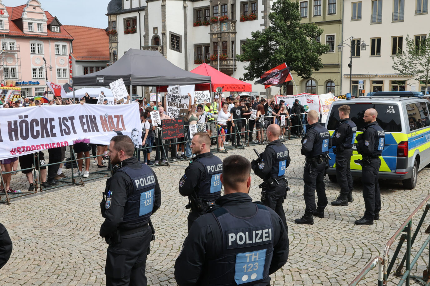 Linke Demonstranten protestieren gegen das Sommerfest der AfD Thüringen und werden von Polizeibeamten zurück gehalten. Am 01.September 2024 wird in Thüringen ein neuer Landtag gewählt. Vor allem Thüringens AfD-Landeschef Björn Höcke ist für Linke eine Reizfigur.